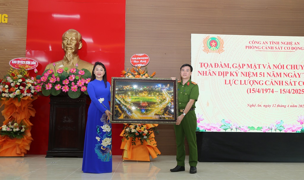 Đại diện Lãnh đạo Sở Văn hóa, thể thao và du lịch tặng Phòng Cảnh sát cơ động bức tranh lưu niệm