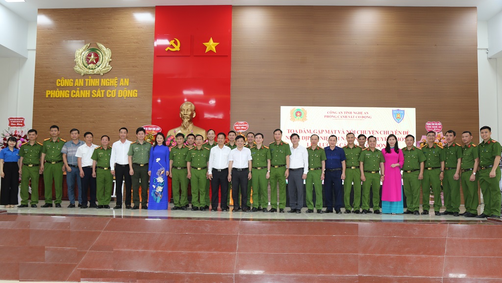 Các đại biểu chụp ảnh lưu niệm