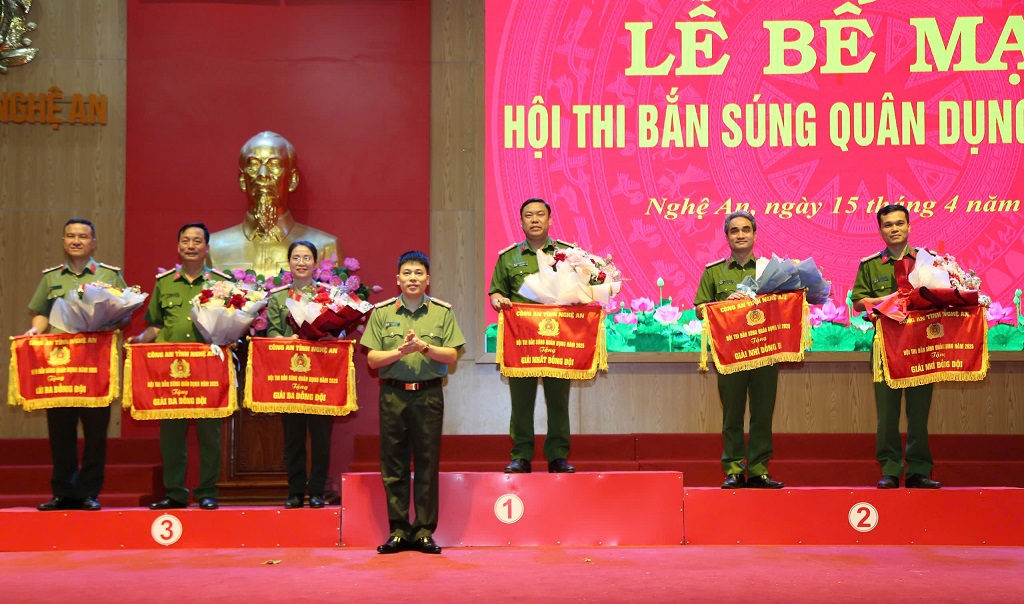 Đồng chí Đại tá Trần Hồng Quang, Phó Giám đốc Công an tỉnh trao giải cho các tập thể, cá nhân đạt thành tích cao tại Hội thi      