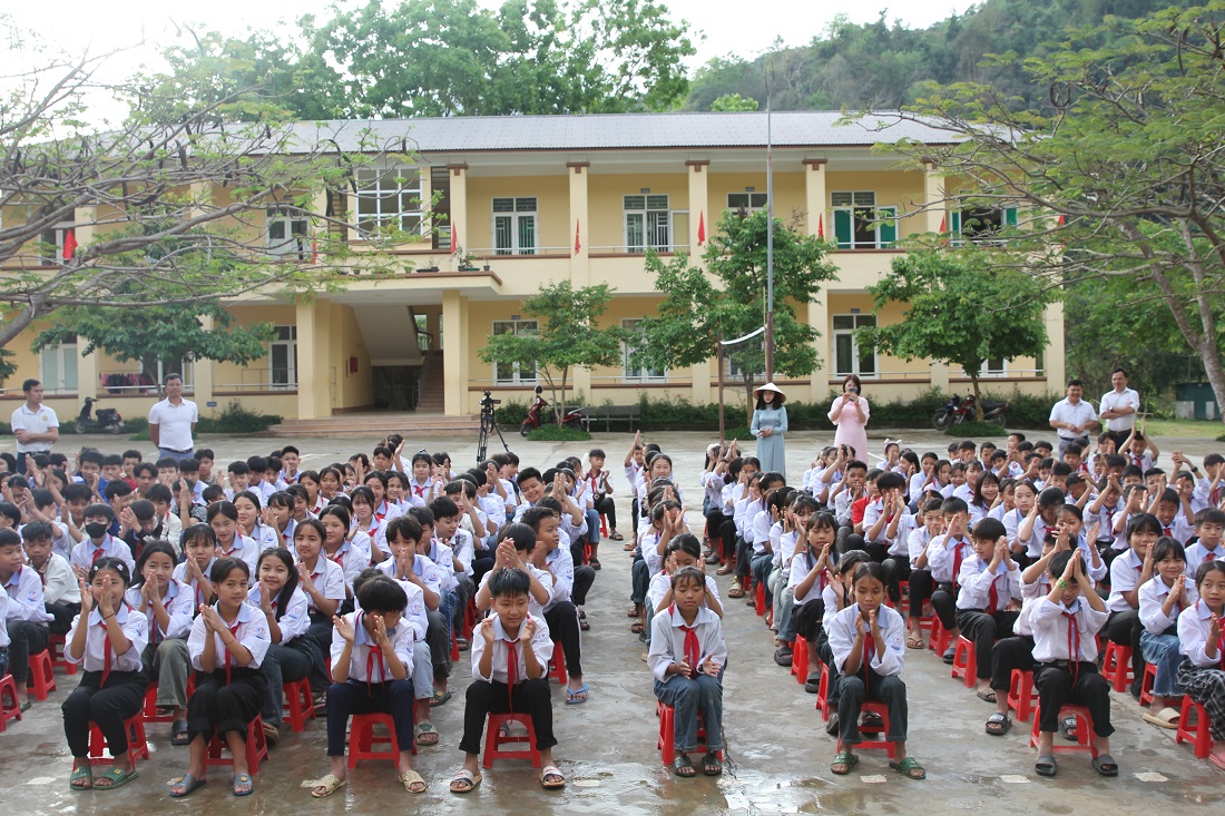 Tương Dương là địa bàn miền núi đặc biệt khó khăn, với địa hình chia cắt, hạ tầng giao thông còn thiếu thốn, đời sống vật chất và điều kiện sinh hoạt của bà con còn nhiều hạn chế. Đối với các em học sinh, việc đến trường mỗi ngày là cả một hành trình vất vả, vượt núi, băng suối, đi bộ hàng cây số trong điều kiện thời tiết khắc nghiệt, hiểm trở. Đến với trường học ngày hôm nay là một ngày đặc biệt của các em, tại đây, các em được cán bộ tuyên truyền phổ biến pháp luật và trang bị nhiều kiến thức về an toàn giao thông.