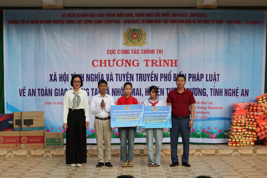 Thầy cô và các em học sinh của 2 trường Trường Phổ thông dân tộc bán trú Tiểu học và Trung học cơ sở Nhôn Mai rất vui mừng và xúc động khi được Đoàn công tác hỗ trợ điều kiện học tập gồm:01 ti vi, 05 bộ máy tính 02 tủ sách, 100 suất học bổng tiếng Anh và hàng trăm mũ bảo hiểm, áo phao…. Đây là những phần quà vô cùng ý nghĩa, giúp mở ra cánh cửa tiếp cận tri thức toàn cầu cho học sinh vùng cao – phù hợp với định hướng giáo dục đổi mới và hội nhập quốc tế trong kỷ nguyên vươn mình của dân tộc
