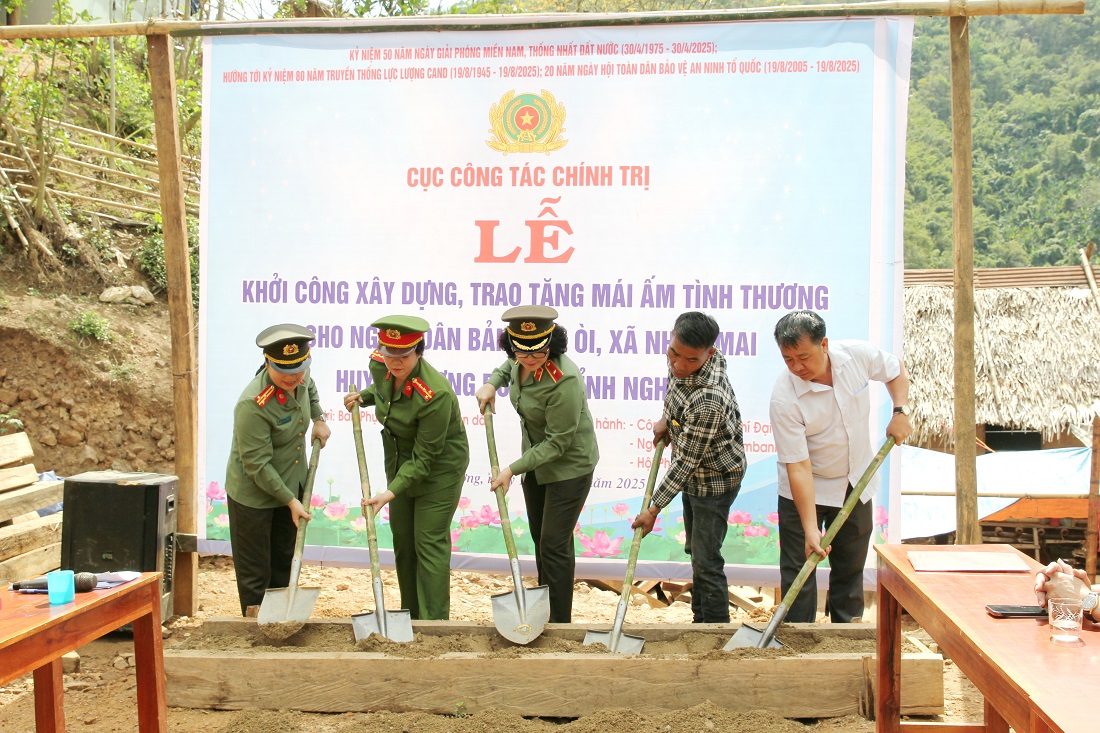 Tiếp nối chuỗi chương trình, hưởng ứng phong trào thi đua “Chung tay xóa nhà tạm, nhà dột nát trên phạm vi cả nước trong năm 2025”, Đoàn công tác đã tổ chức Lễ khởi công xây dựng trao tặng mái ấm tình thương cho người dân Bản Phia Òi, xã Nhôn Mai, huyện Tương Dương, tỉnh Nghệ An