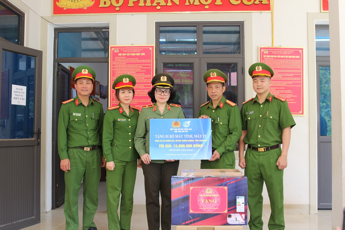 Đoàn công tác cũng đã tặng quà cho Công an xã Nhôn Mai 