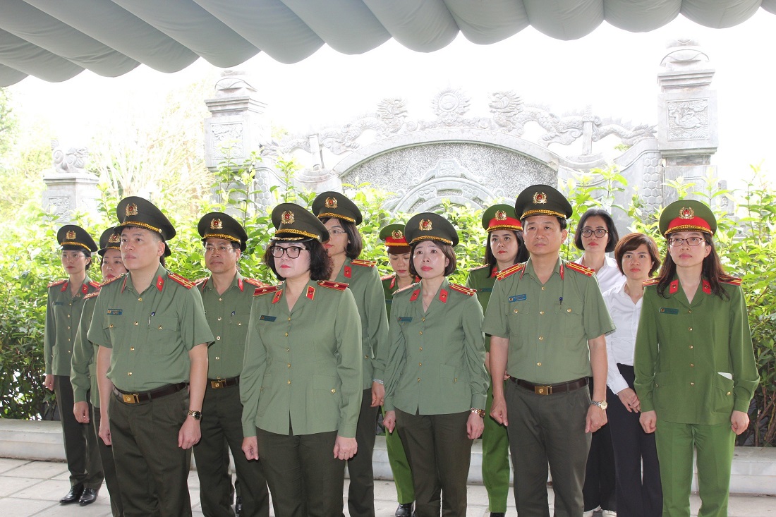 Trước đó, Đoàn Công tác cũng đã dâng hương tại Nhà Tưởng niệm Khu di tích Truông Bồn, huyện Đô Lương, tỉnh Nghệ An. Cùng đi có Đại tá Trần Hồng Quang, Phó Giám đốc Công an tỉnh và đại diện các phòng nghiệp vụ Công an tỉnh.