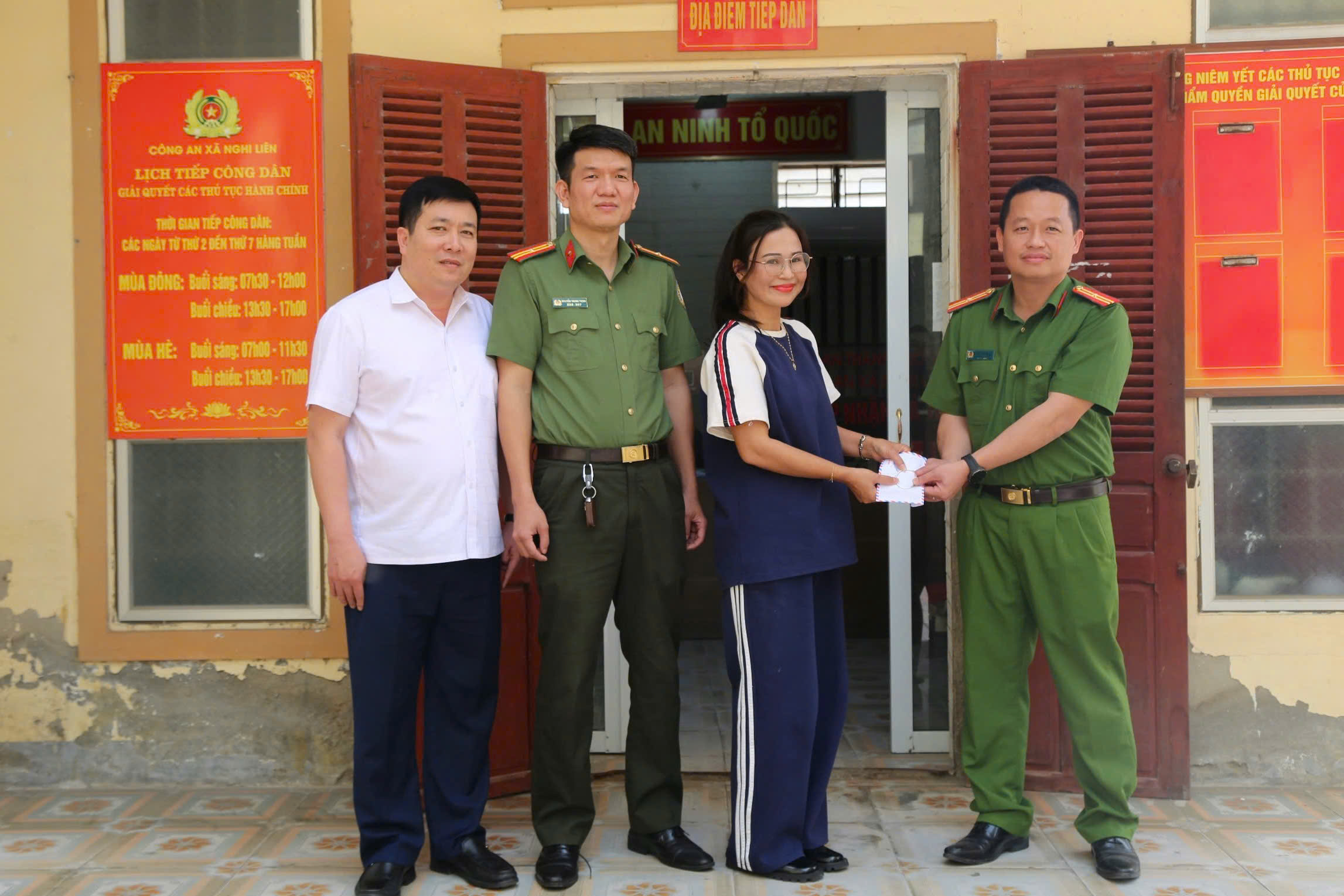 Đại diện gia đình chị N.M.U vui mừng khi nhận lại tài sản bị đánh rơi