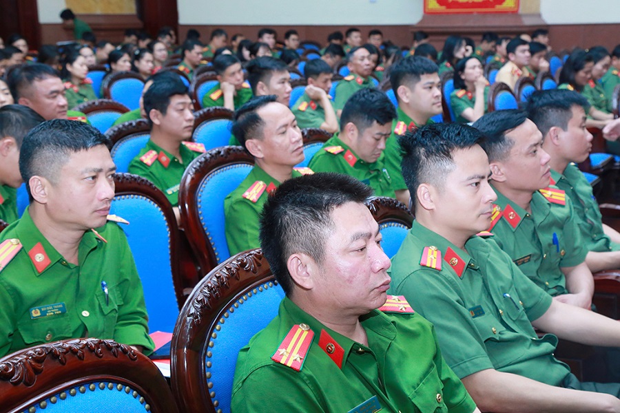 Lãnh đạo, cán bộ chiến sỹ lắng nghe báo cáo viên truyền đạt các nội dung