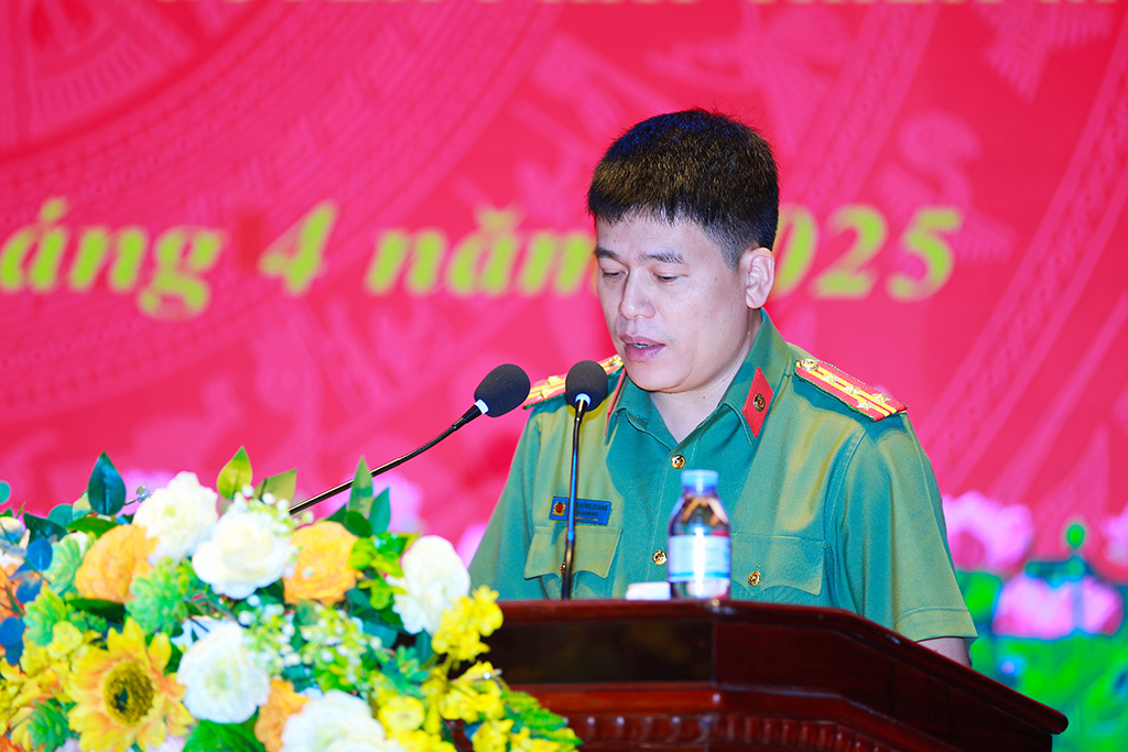 Đồng chí Đại tá Trần Hồng Quang, Phó Giám đốc Công an tỉnh phát biểu tại Hội nghị