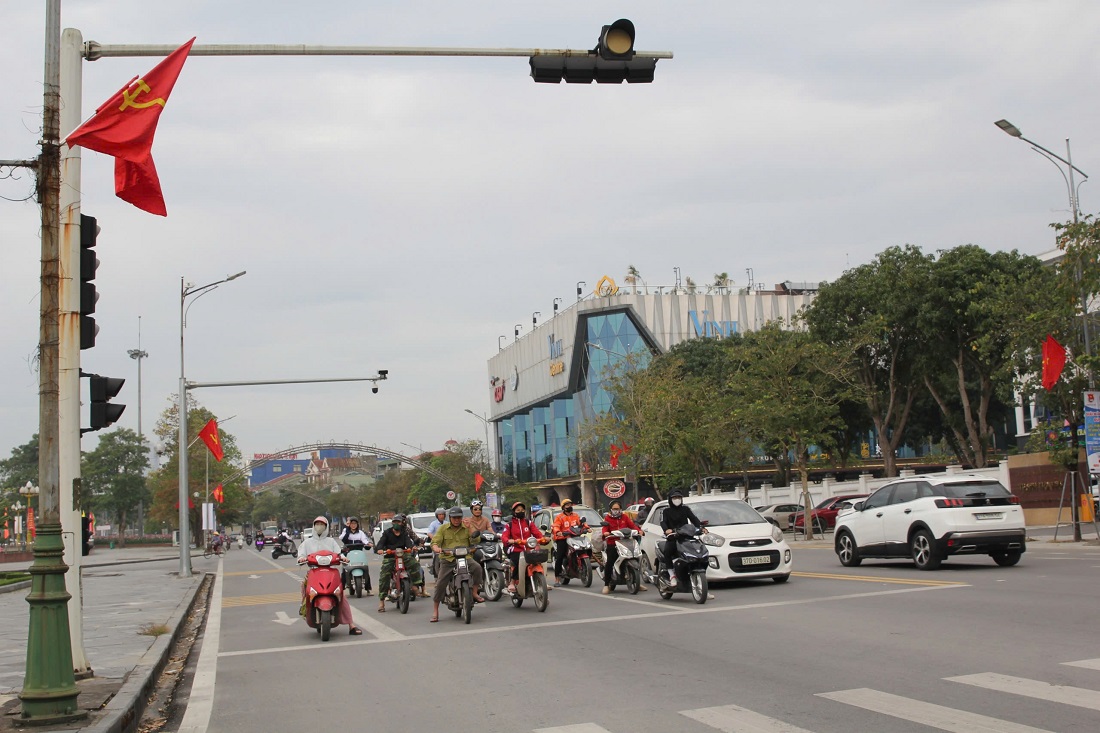 Người tham gia giao thông tuân thủ đèn tín hiệu, không chen lấn, lạng lách