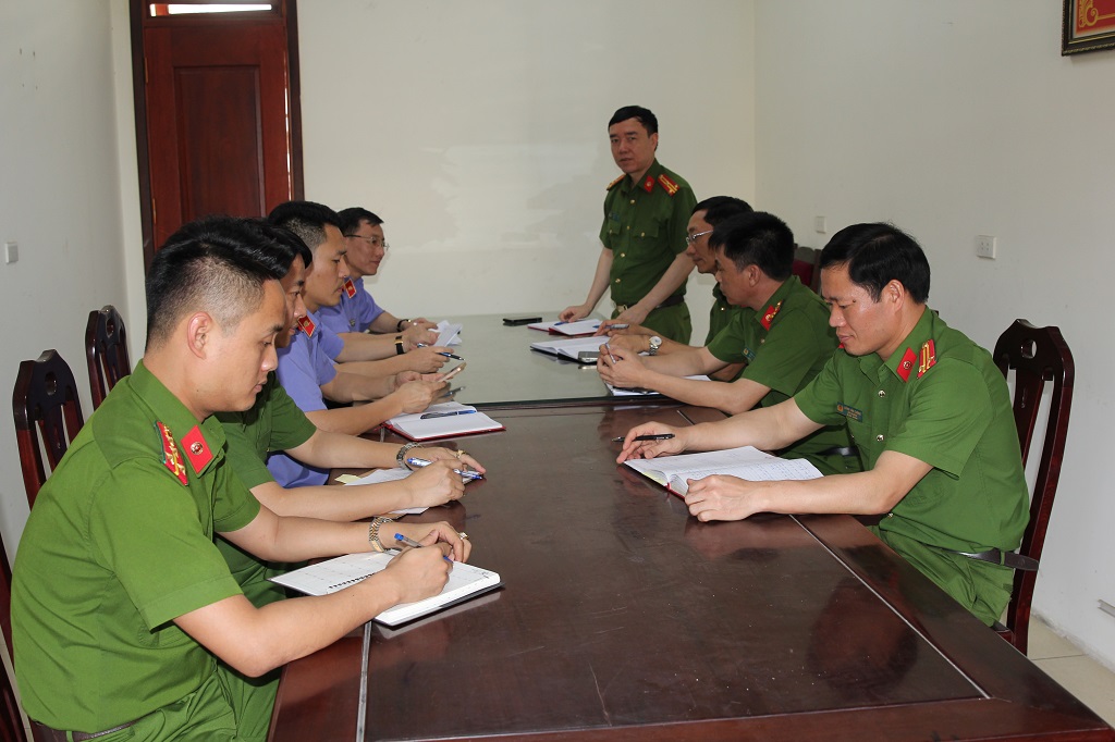 Ban Chuyên án họp bàn lên các phương án đấu tranh, triệt xóa đường dây sản xuất giá đỗ ngâm hóa chất do các đối tượng ngoại tỉnh cấu kết với đối tượng trên địa bàn thực hiện 