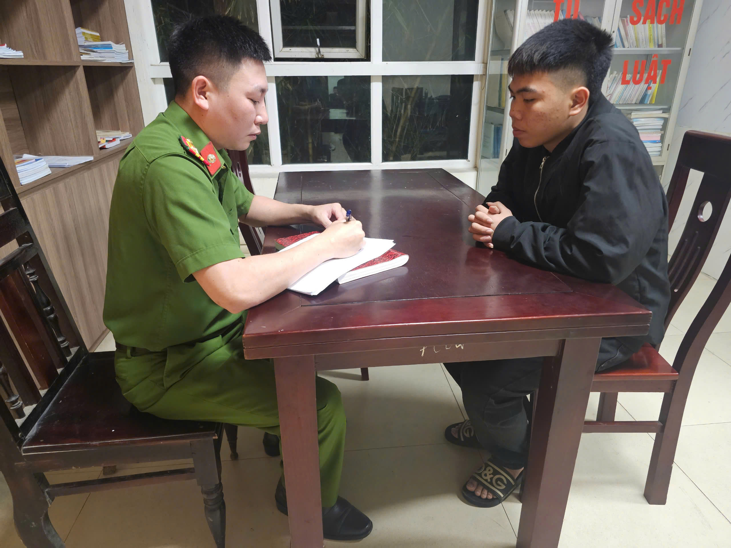 Cơ quan Công an lấy lời khai một đối tượng trong nhóm