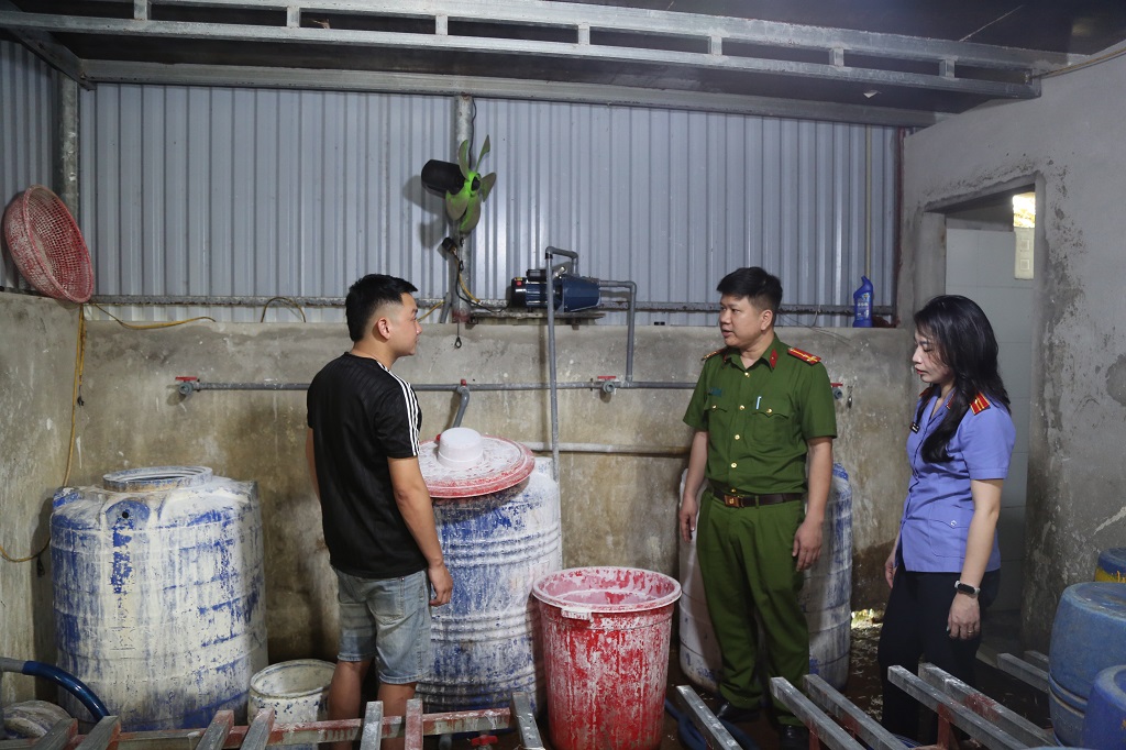 Cơ quan chức năng kiểm tra khu vực sản xuất giá đỗ của cơ sở sản xuất do đối tượng Nguyễn Văn Hướng làm chủ