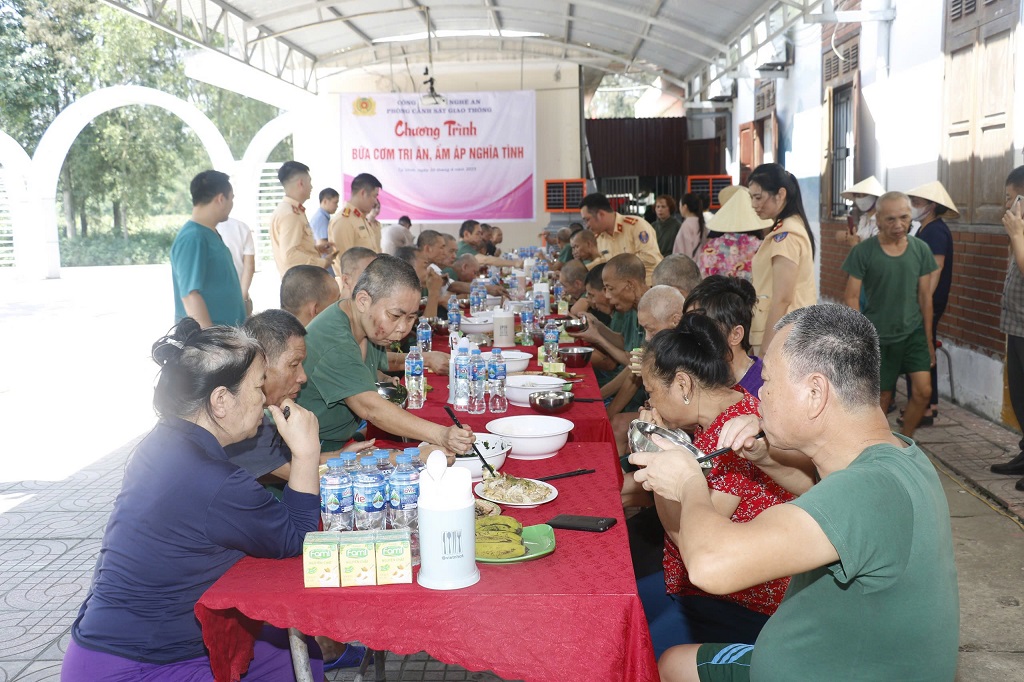Nhiều món ăn đậm đà hương vị quê nhà được cán bộ, chiến sĩ chuẩn bị nhằm gửi tới các bác thương binh tại khu điều dưỡng