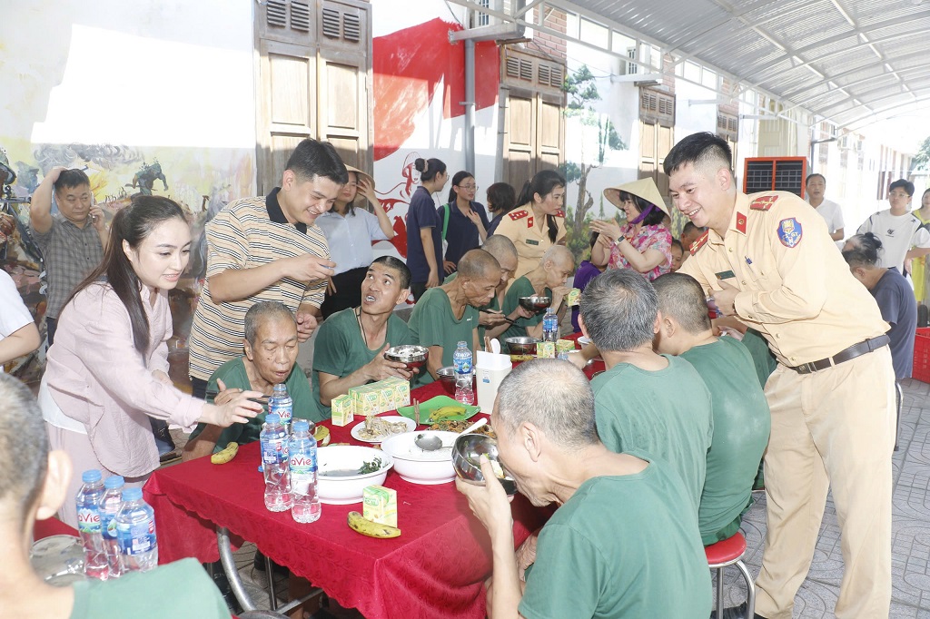 Chương trình là dịp để cán bộ, chiến sĩ CSGT bày tỏ lòng biết ơn sâu sắc tới các thương binh – những người đã hy sinh một phần xương máu vì độc lập, tự do của Tổ quốc.