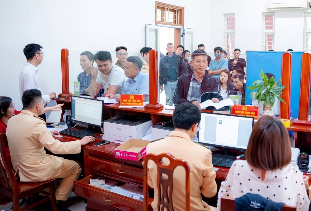 Lực lượng Cảnh sát giao thông hướng dẫn các thủ tục cho người dân