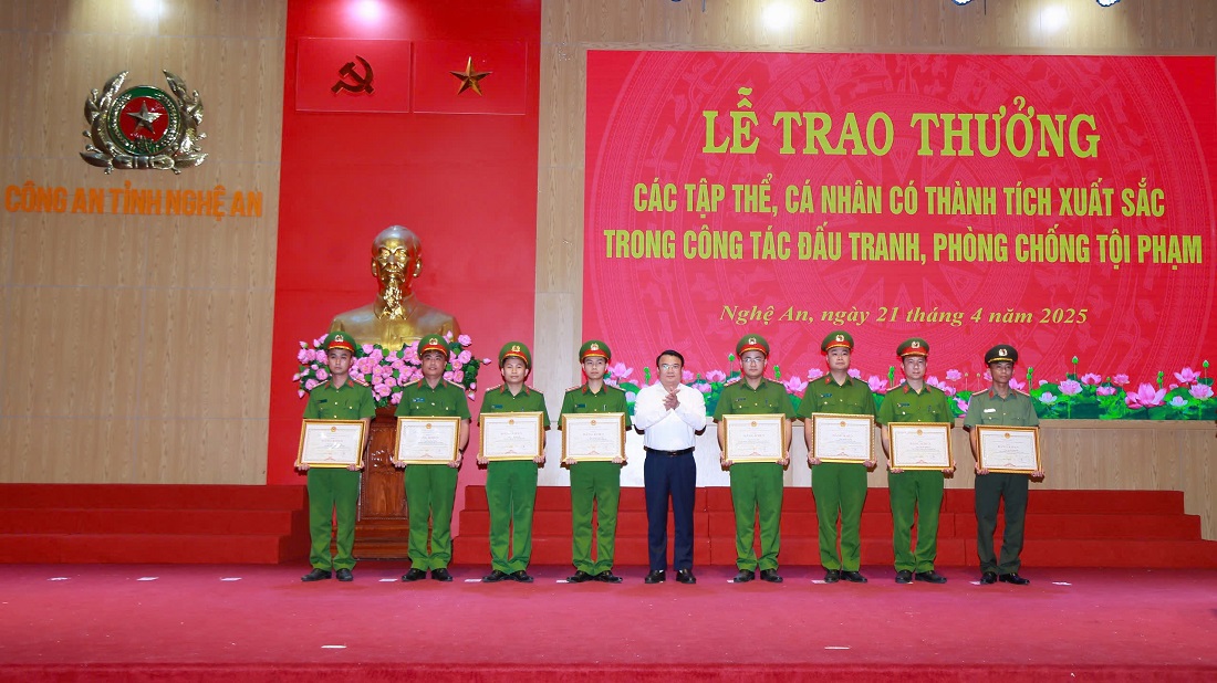 Đồng chí Phùng Thành Vinh, Ủy viên Ban Chấp hành Đảng bộ tỉnh, Phó Chủ tịch UBND tỉnh trao Bằng khen của UBND tỉnh cho các cá nhân đạt thành tích xuất sắc trong công tác đấu tranh phòng, chống tội phạm