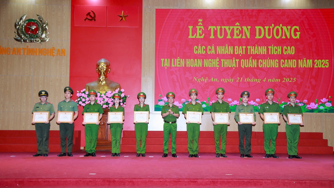 Đồng chí Đại tá Trần Ngọc Tuấn, Phó Giám đốc Công an tỉnh trao Giấy khen của Giám đốc Công an tỉnh tặng các cá nhân có thành tích xuất sắc tại Hội diễn nghệ thuật quần chúng Công an nhân dân lần thứ XIII, năm 2025 - khu vực III