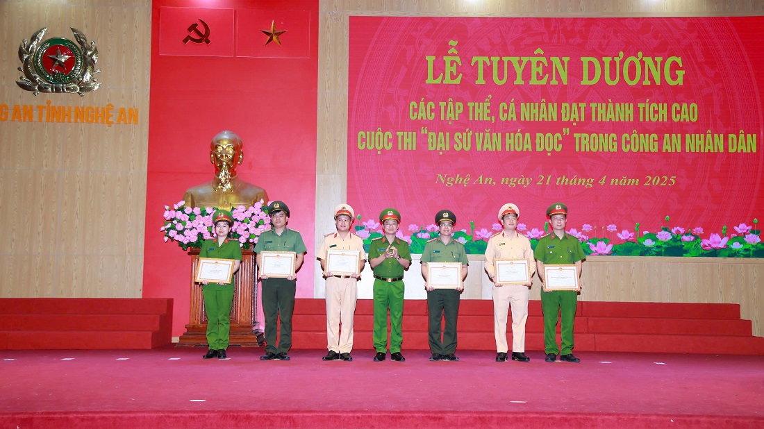 Đồng chí Đại tá Trần Ngọc Tuấn, Phó Giám đốc Công an tỉnhtrao Giấy khen của Giám đốc Công an tỉnh tặng các tập thể, cá nhân đạt thành tích xuất sắc tại Cuộc thi “Đại sứ văn hóa đọc” trong Công an nhân dân