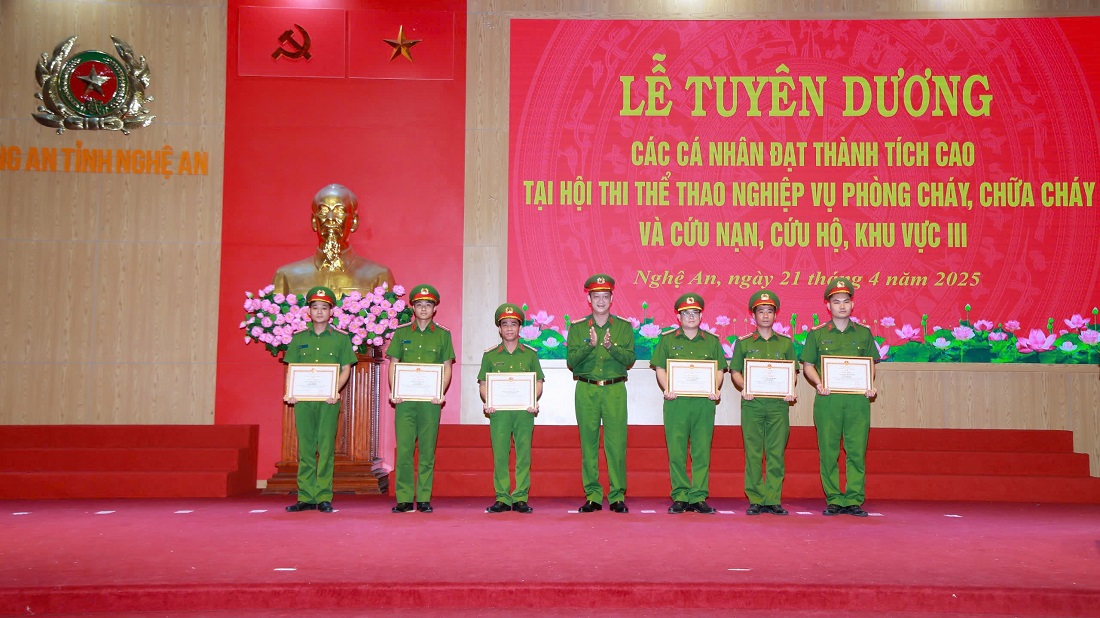 Đồng chí Đại tá Nguyễn Đức Cường, Phó Giám đốc Công an tỉnh trao Giấy khen của Giám đốc Công an tỉnh tặng các cá nhân có thành tích xuất sắc tại Hội thi thể thao nghiệp vụ chữa cháy và cứu nạn, cứu hộ Vòng thi thứ 2 - Khu vực III