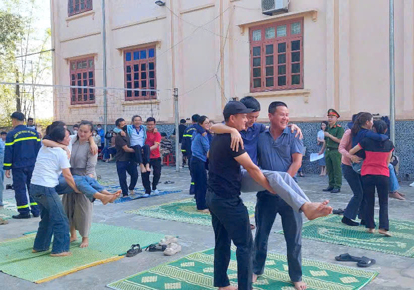 Cán bộ, công nhân viên các cơ quan, đơn vị thực hành sử dụng các trang thiết bị PCCC tại chỗ.