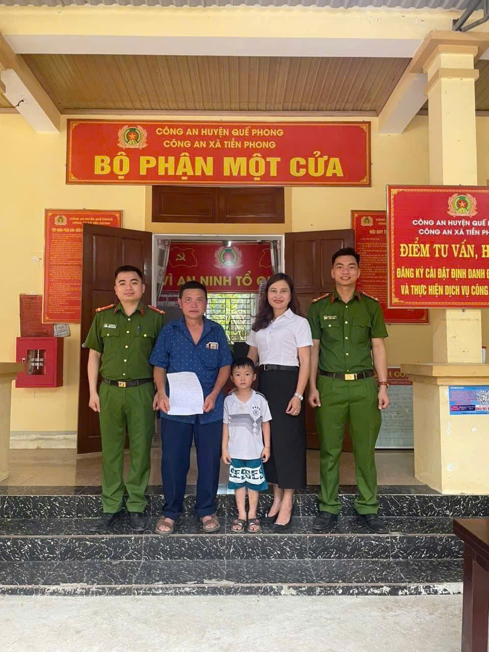 Ông Hà Văn Dương đến Công an xã Tiền Phong bày tỏ lòng cảm ơn tới các cán bộ Công an xã 