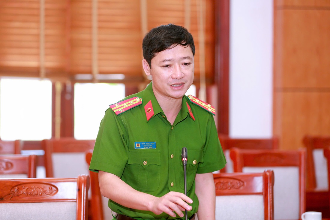 Đồng chí Đại tá Trần Ngọc Tuấn, Phó Giám đốc Công an tỉnh phát biểu tại buổi làm việc