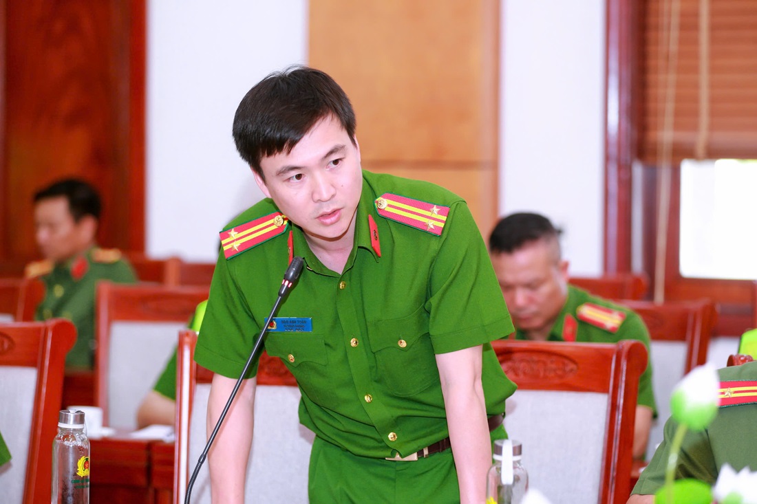 Các đại biểu tiến hành thảo luận