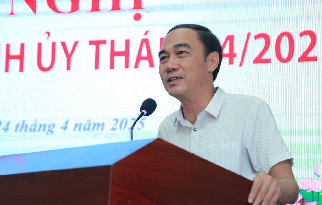 Đồng chí Trần Quốc Khánh - Phó Trưởng ban Tuyên giáo và Dân vận Tỉnh ủy định hướng tuyên truyền thời gian tới. Ảnh: Ngân Hạnh