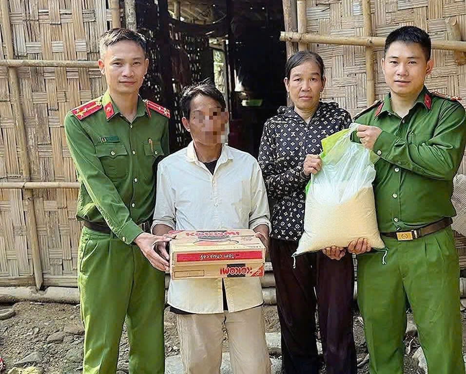 Công an xã Yên Na hỗ trợ gia đình anh Đ. một số nhu yếu phẩm