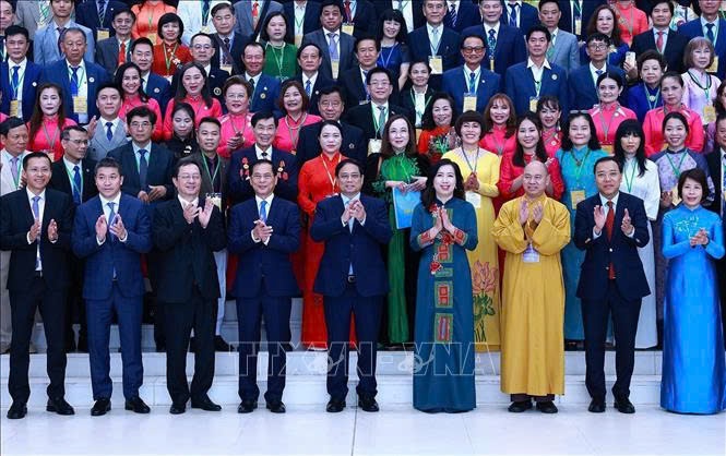 Thủ tướng Phạm Minh Chính với các đại biểu và cộng đồng người Việt Nam ở nước ngoài (Ảnh TTXVN)