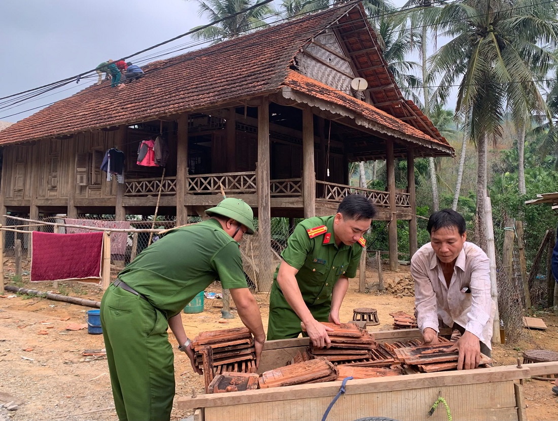 Công an xã cùng các lực lượng phối hợp giúp đỡ những hộ gia đình bị thiệt hại