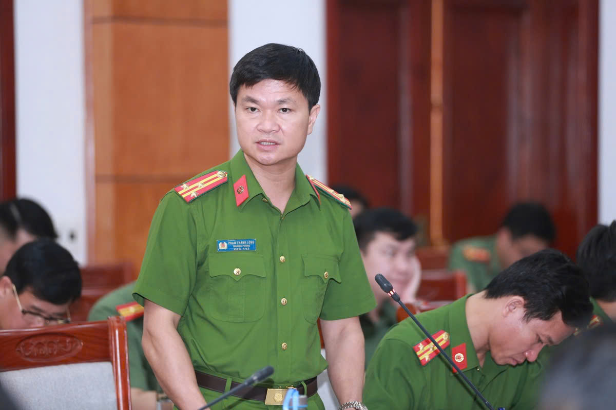 Lãnh đạo các phòng nghiệp vụ trình bày các ý kiến và giải đáp những vướng mắc của Công an cấp xã 