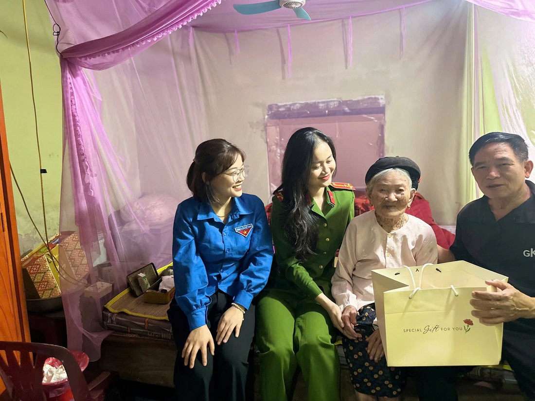 Phòng Cảnh sát PCCC&CNCH phối hợp với Đoàn xã Trung Thành (Yên Thành) tặng quà Bà mẹ Việt Nam Anh hùng Hoàng Thị Nhàn, sinh năm 1918, quê ở huyện Yên Thành. Bà có ba con trai tham gia kháng chiến chống Mỹ cứu nước. Ở cái tuổi xưa nay hiếm (107 tuổi) nhưng mẹ Việt Nam anh hùng Hoàng Thị Nhàn vẫn luôn tìm kiếm hài cốt của hai người con trai đã anh dũng, hy sinh bảo vệ Tổ quốc. Người con trai còn lại của Mẹ trở về nhưng bị nhiễm chất độc màu da cam.