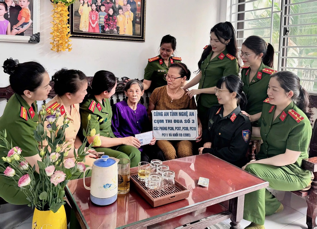 Hội Phụ nữ Phòng Cảnh sát PCCC&CNCH cùng Cụm thi đua số 3 (Hội phụ nữ Công an tỉnh) tổ chức dâng hương liệt sỹ; thăm hỏi, tặng quà động viên mẹ Việt Nam anh hùng Nguyễn Thị Lan (tại Phường Hưng Phúc, thành phố Vinh) và tổ chức nấu