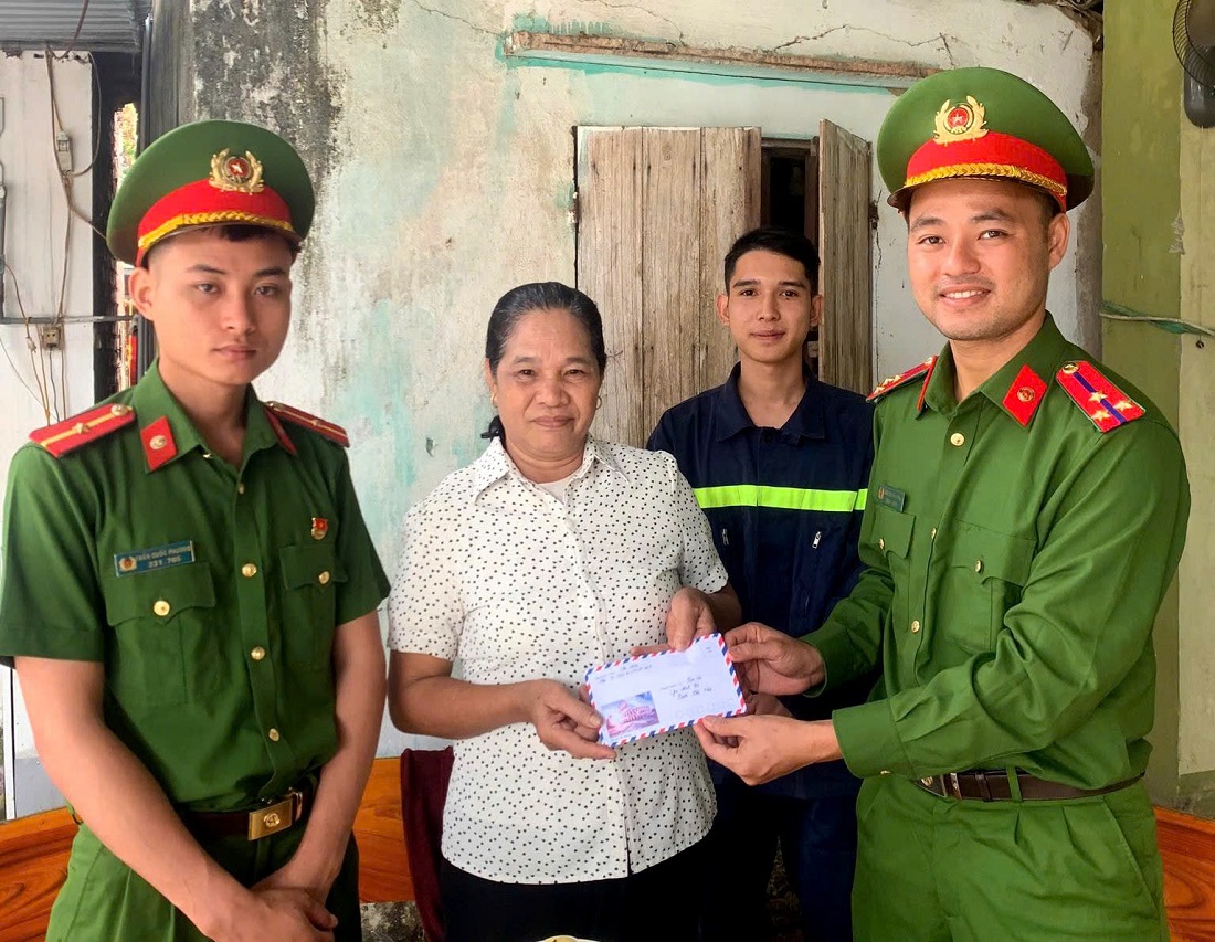 Thăm, tặng quà gia đình liệt sĩ, gia đình có công với ách mạng, gia đình có hoàn cảnh khó khăn trên địa bàn huyện Nam Đàn
