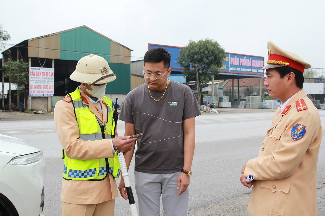Cùng với công tác tuần tra kiểm soát, lực lượng CSGT kết hợp tuyên truyền Luật Giao thông đường bộ cho lái xe