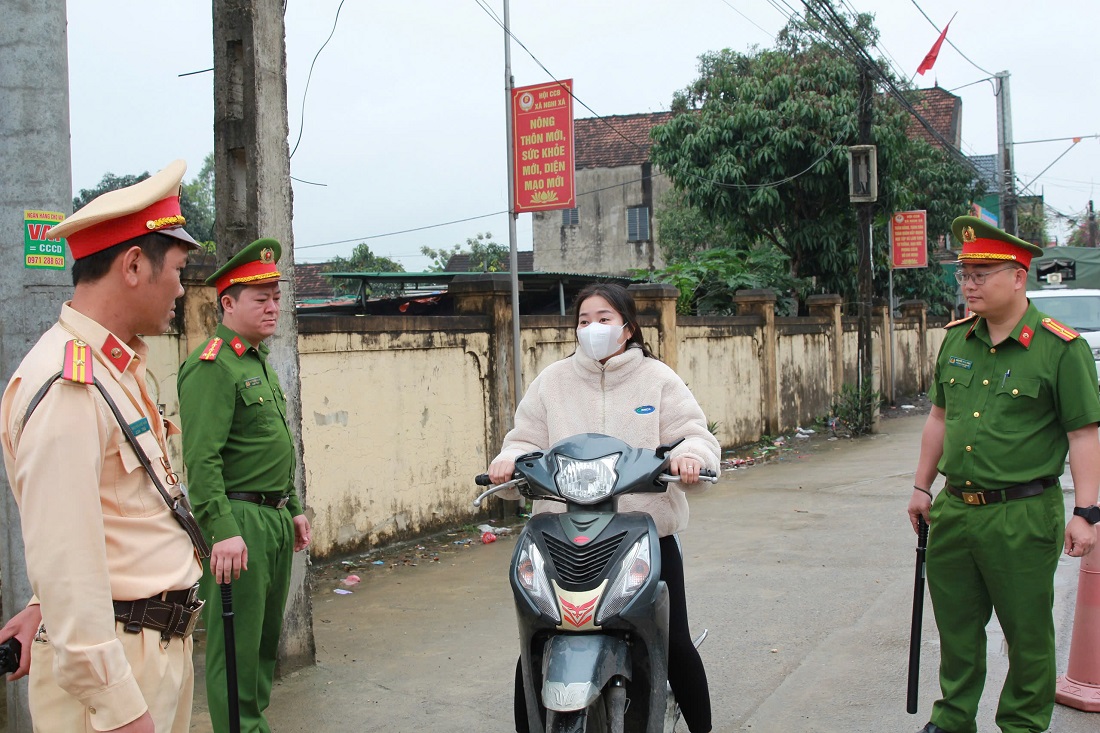 CSGT phối hợp với các lực lượng tăng cường tuần tra kiểm soát, kiên quyết xử lý nghiêm các hành vi vi phạm TTATGT