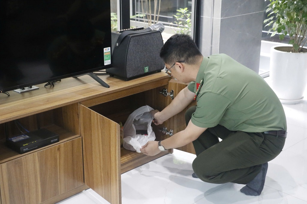  Lực lượng chức năng tiến hành khám xét nơi ở, nơi làm việc của Tôn Quý Hòa