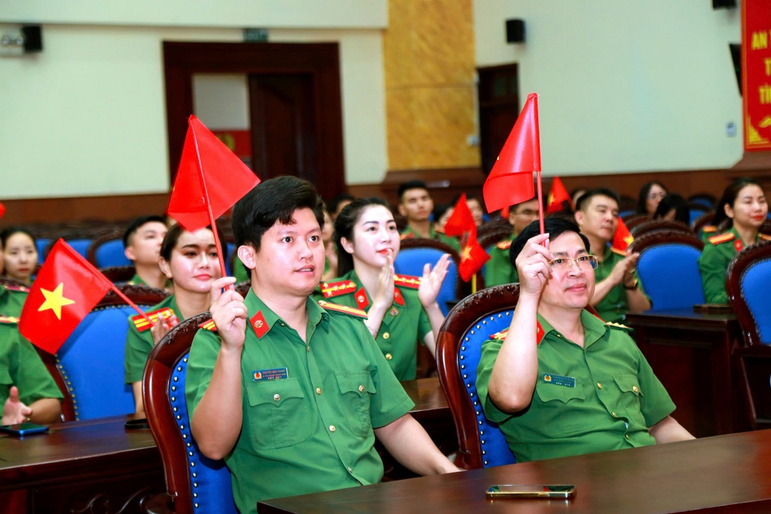 Đông đảo cán bộ, chiến sỹ có mặt từ rất sớm, náo nức chờ đón Lễ kỷ niệm, diễu binh, diễu hành 50 năm Ngày Giải phóng miền Nam, thống nhất đất nước