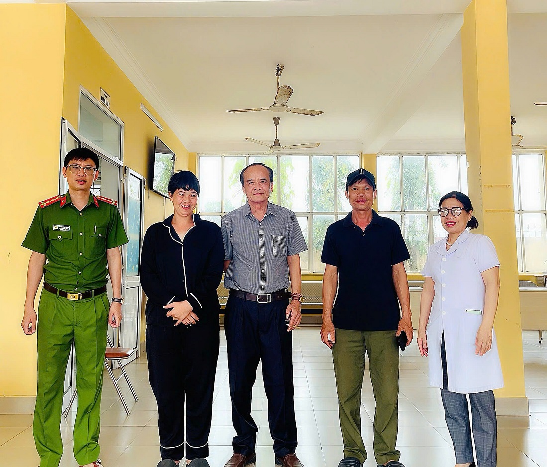Gia đình anh Võ Trung Hưởng vui mừng khi được lực lượng Công an xã Nghi Xuân, thành phố Vinh giúp đỡ tìm lại được người thân