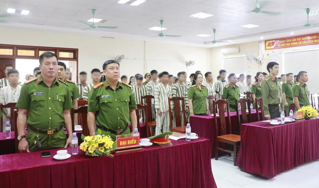 Các đại biểu và phạm nhân nghe công bố Quyết định đặc xá của Chủ tịch nước