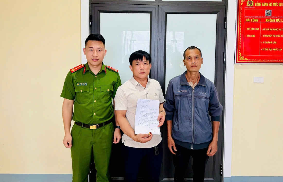 Công an xã Trung Phúc Cường trao trả tài sản cho anh Dũng dưới sự chứng kiến của anh Lợi