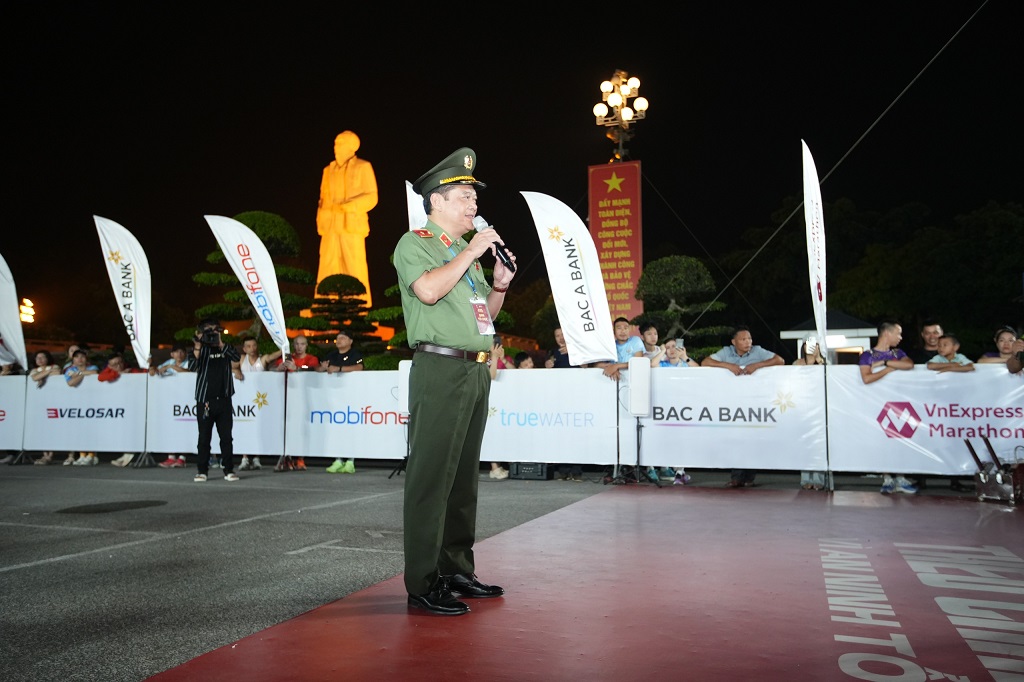 Thiếu tướng Lê Xuân Đức phát biểu khai mạc giải chạy