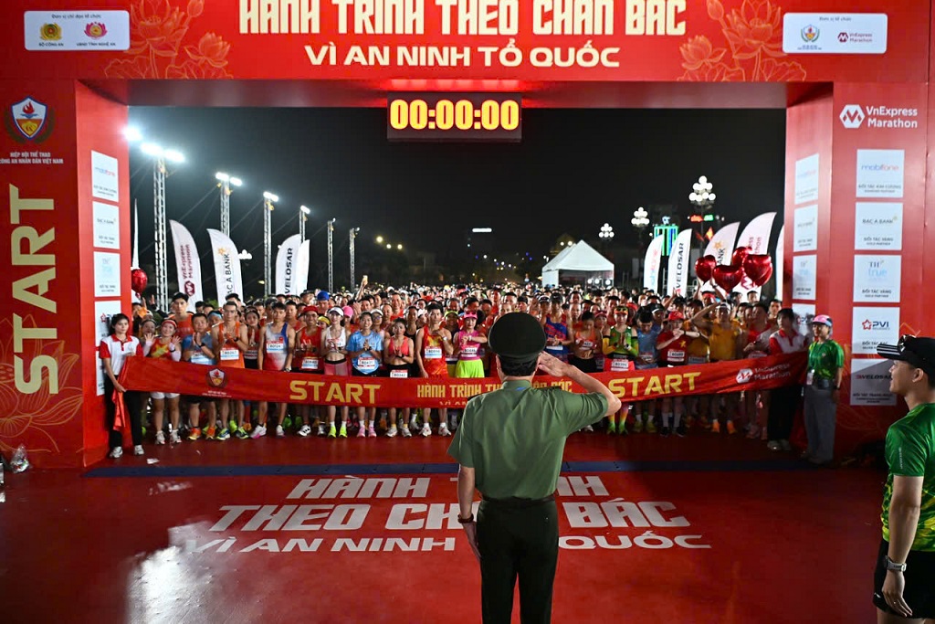 Giây phút xuất phát chính thức của giải chạy trong không khí trang nghiêm và đầy khí thế