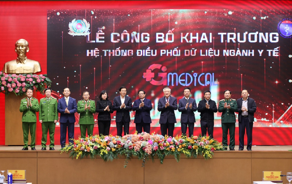 Thủ tướng Phạm Minh Chính và các đại biểu khai trương thí điểm Hệ thống Điều phối dữ liệu y tế nhằm cải thiện chất lượng chăm sóc sức khỏe, tăng cường hiệu quả hoạt động của ngành y tế và hỗ trợ công tác nghiên cứu khoa học.