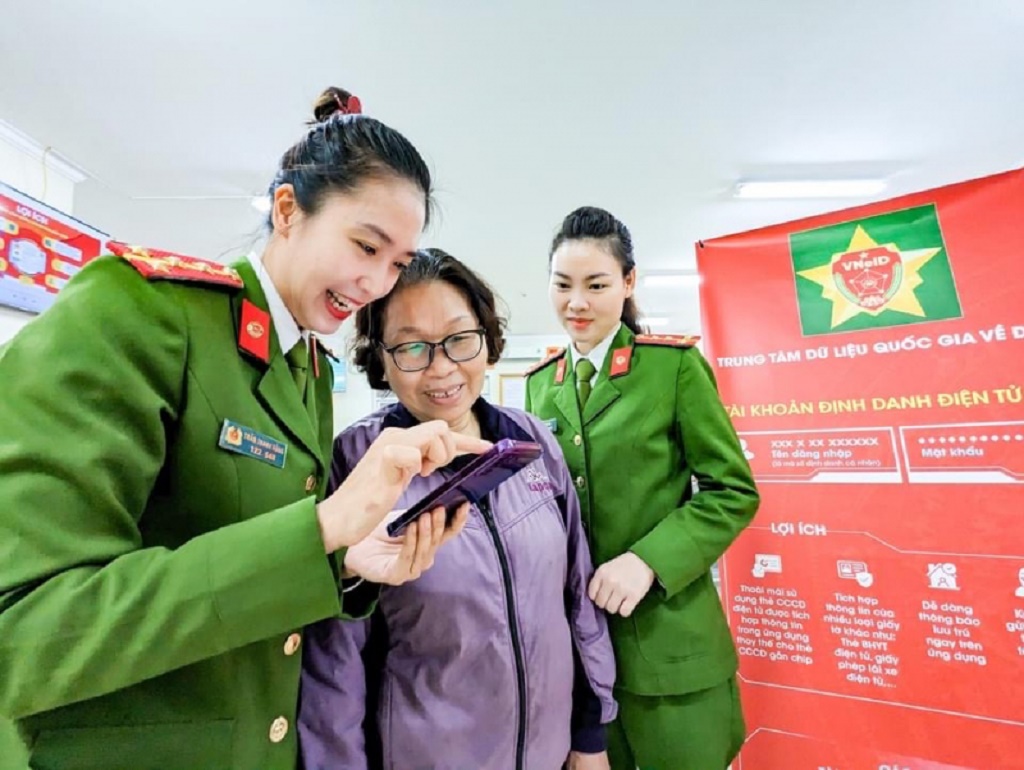 Lực lượng Công an cơ sở hỗ trợ người dân ứng dụng công nghệ, chuyển đổi số trong các thủ tục hành chính.