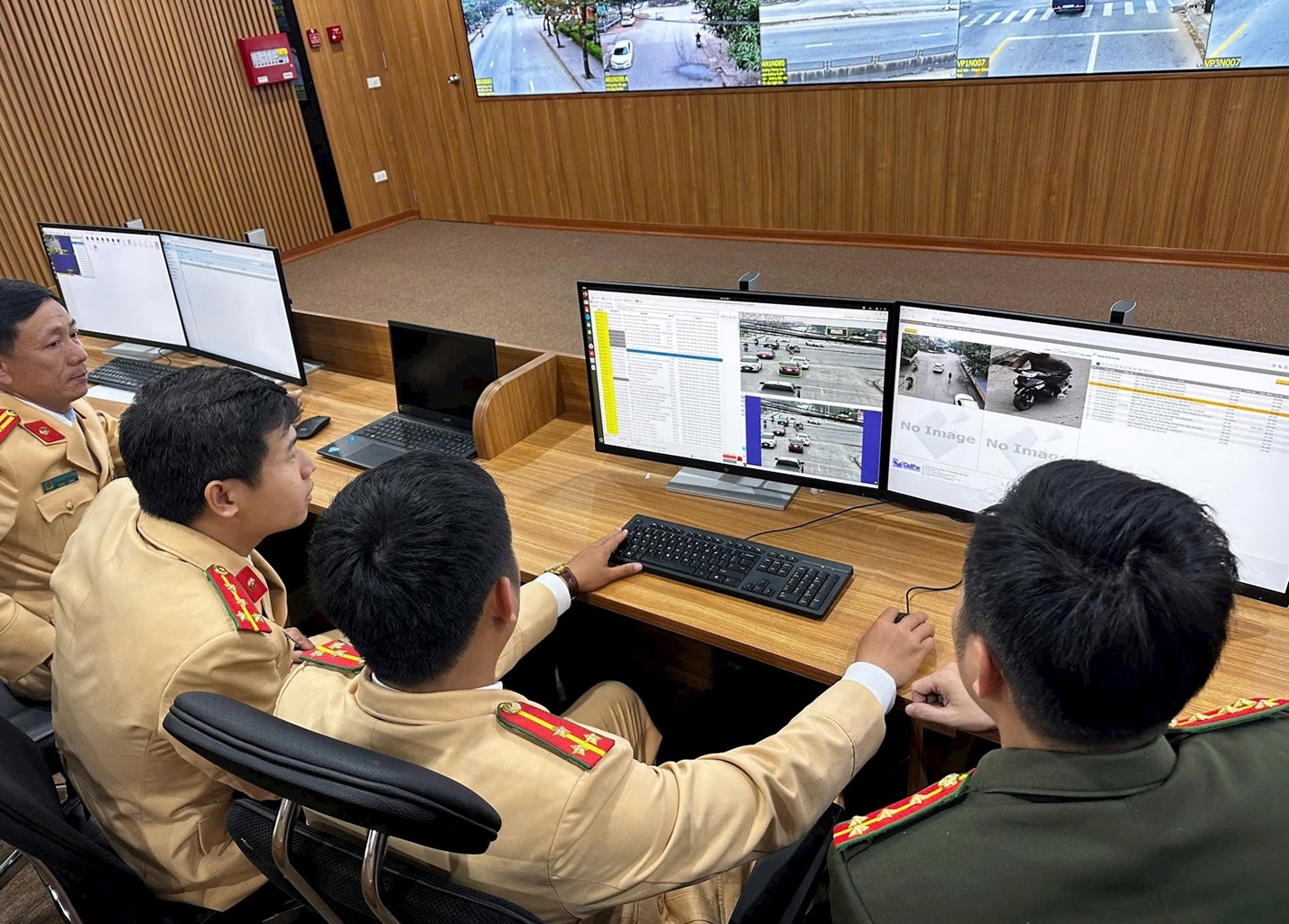 Công an Nghệ An tăng cường lực lượng giám sát tình hình trật tự ATGT qua hệ thống camera giám sát 
