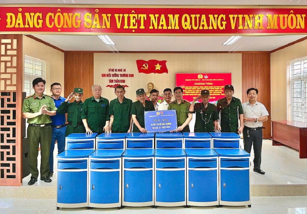 Trao tặng 28 tủ thuốc y tế đầu giường với tổng trị giá 25 triệu đồng phục vụ sinh hoạt, điều trị hàng ngày
