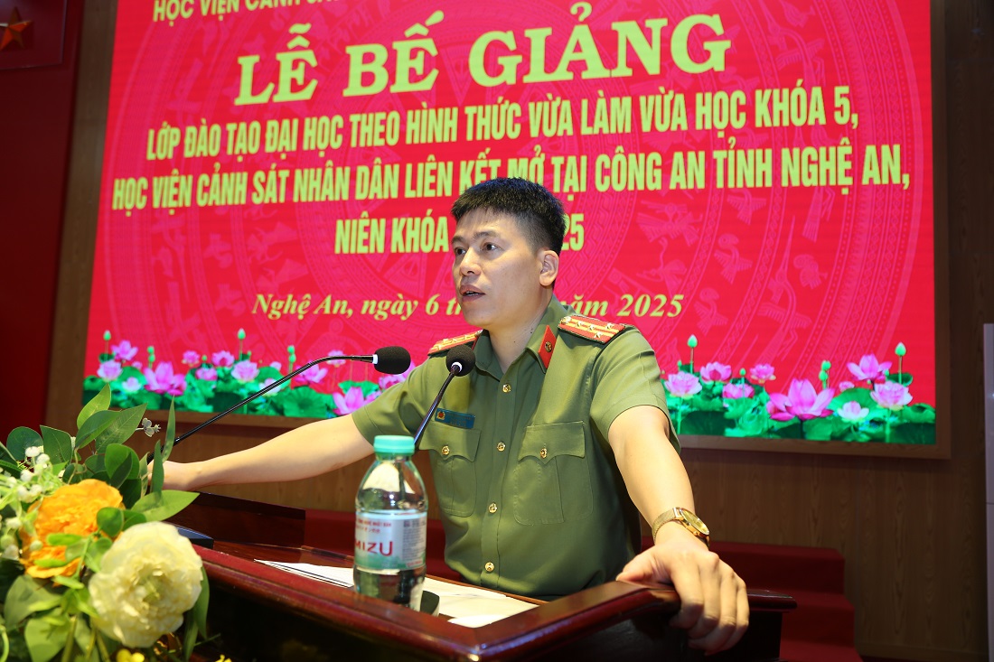 Đồng chí Đại tá Trần Hồng Quang, Phó Giám đốc Công an tỉnh Nghệ An phát biểu tại buổi lễ
