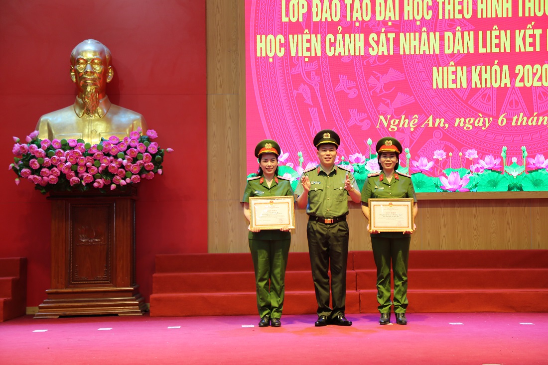 Các tập thể, cá nhân nhận giấy khen của Giám đốc Công an tỉnh Nghệ An