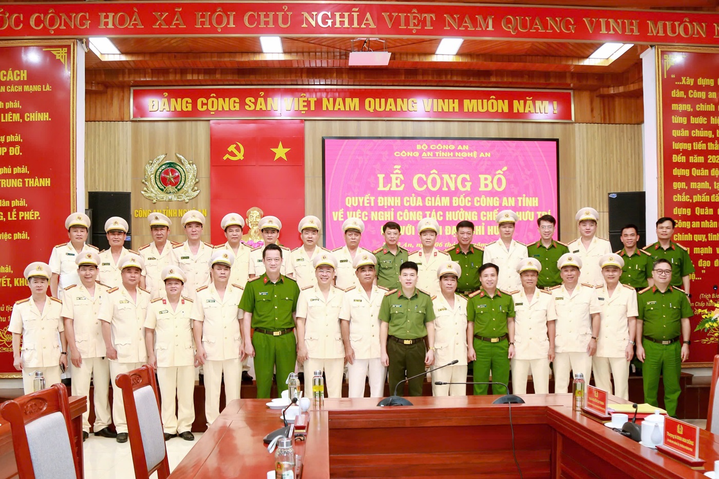 Các đồng chí trong Ban Thường vụ Đảng ủy, Lãnh đạo Công an tỉnh chụp ảnh lưu niệm với 22 đồng chí nghỉ công tác chờ hưởng chế độ hưu trí